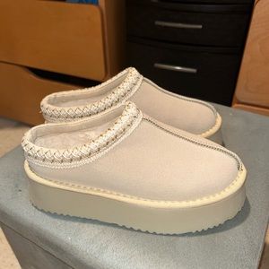 Light tan Ugg Tasman look alike